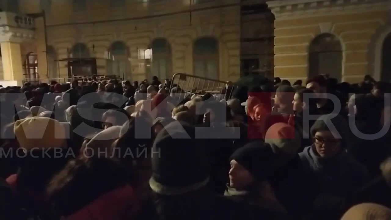 В московской очереди у Большого театра началась давка, есть пострадавшие -  10 ноября 2023 - ФОНТАНКА.ру