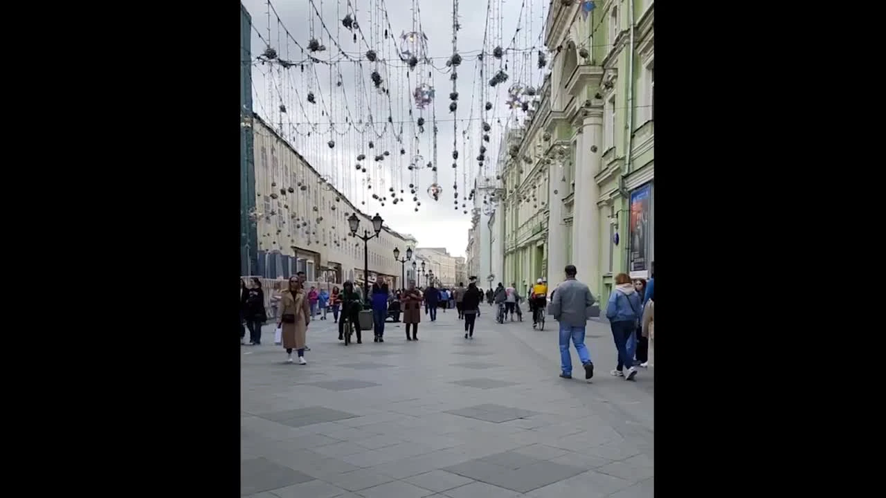 Вы гендерные проститутки»: в центре Москвы прохожие напали на оператора за  «съемки разврата» Блокнот.