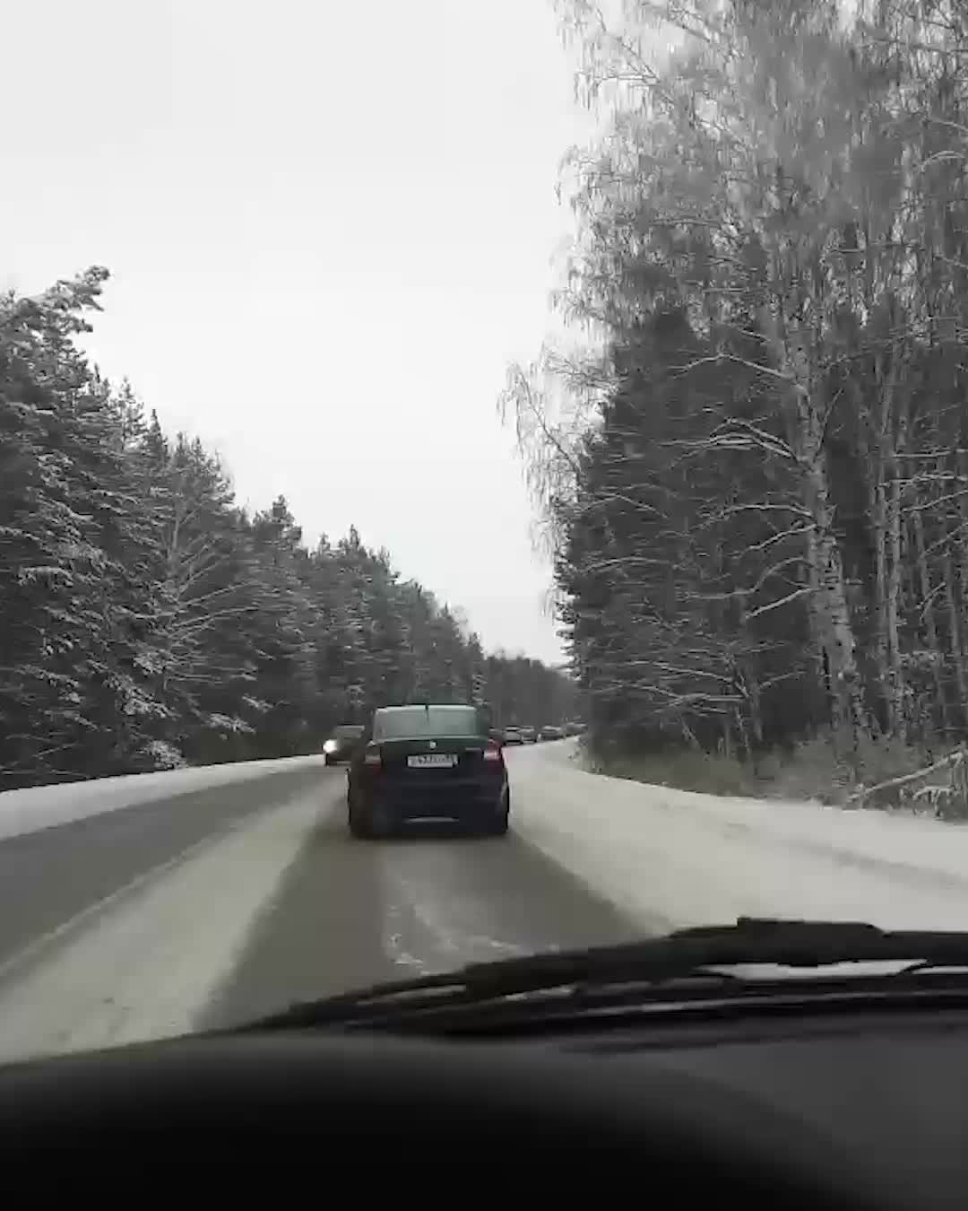 Под Екатеринбургом выстроилась длинная пробка из-за аварии на Соколовском  мосту - 25 ноября 2023 - Е1.ру