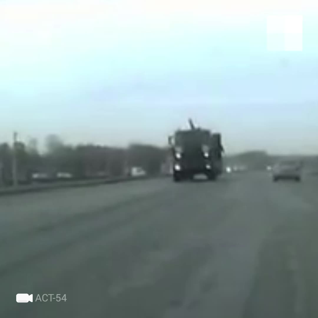 Появилось видео с моментом аварии на Ордынском шоссе, где танк продырявил  фуру, Новосибирск, 5 апреля 2021 г. - 5 апреля 2021 - НГС.ру