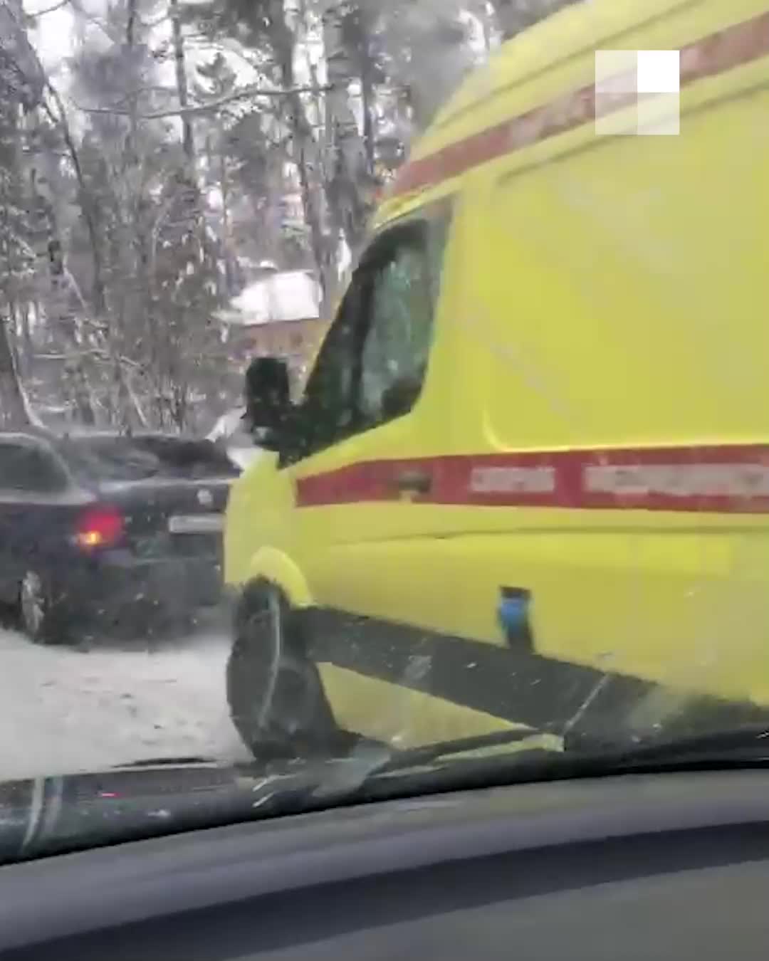 На 1-м Мочищенском шоссе автомобиль улетел в кювет после ДТП 3 января 2023  г. - 3 января 2023 - НГС.ру