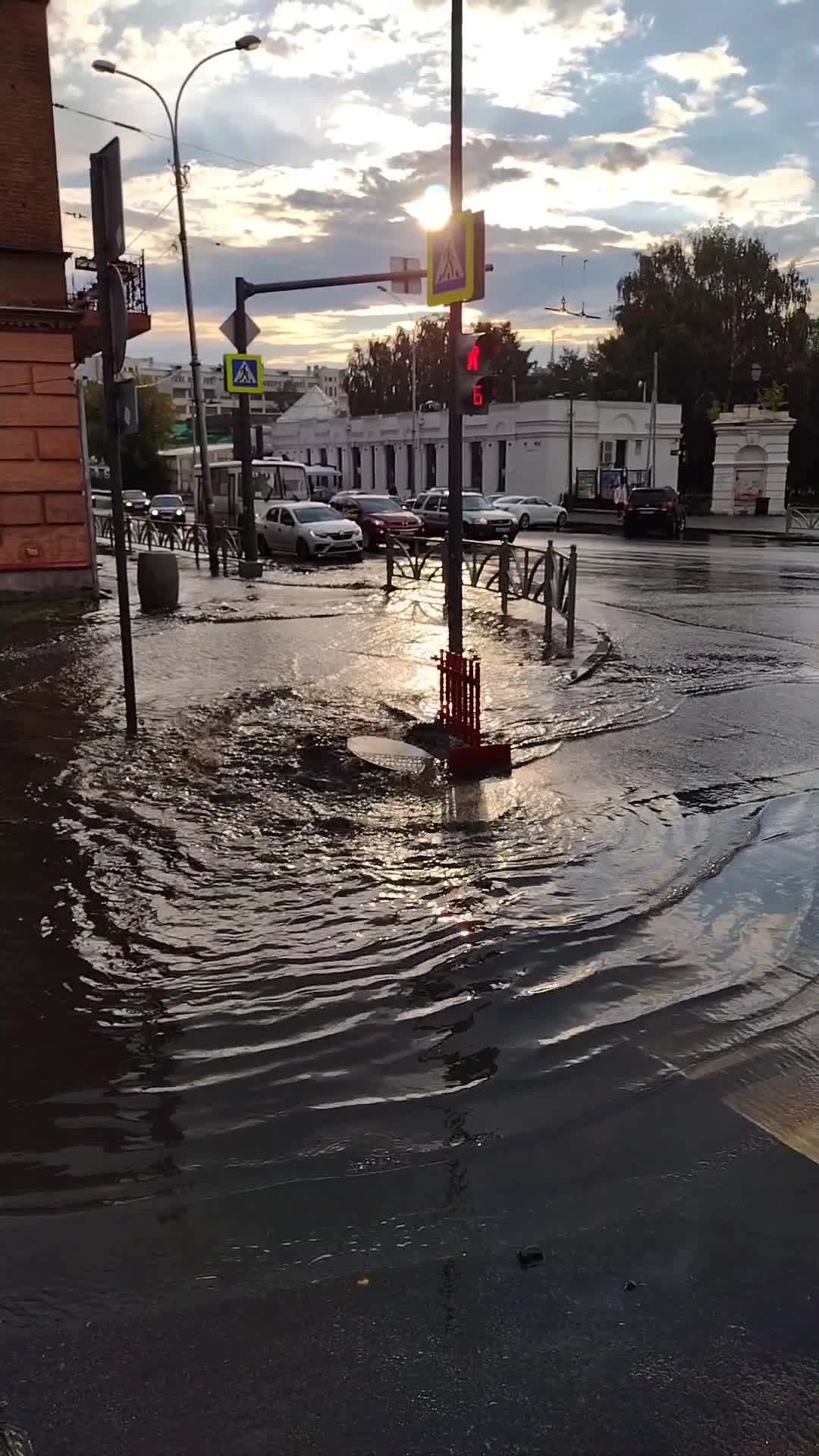 В Екатеринбурге прошли мощные ливни. Публикуем подборку самых ярких фото и  видео происшествий - 19 июля 2021 - Е1.ру