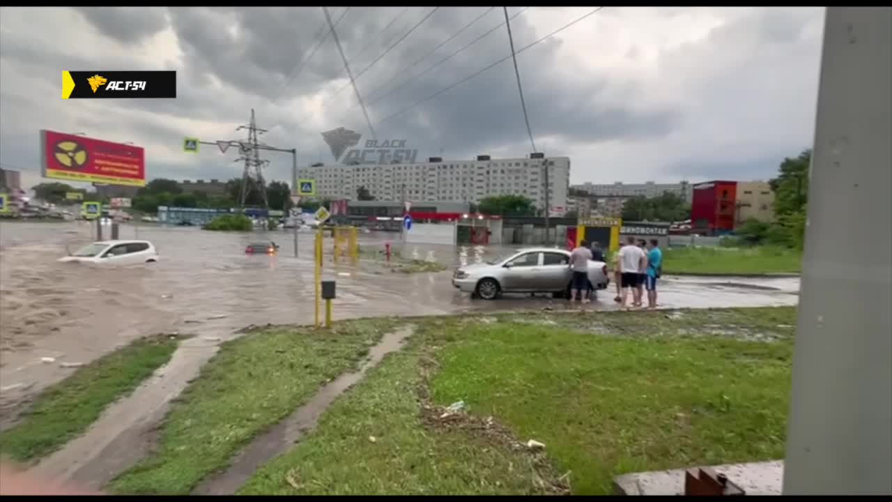 Дороги Новосибирска затопило из-за сильного ливня, машины сносит течением -  25 июня 2024 - НГС.ру