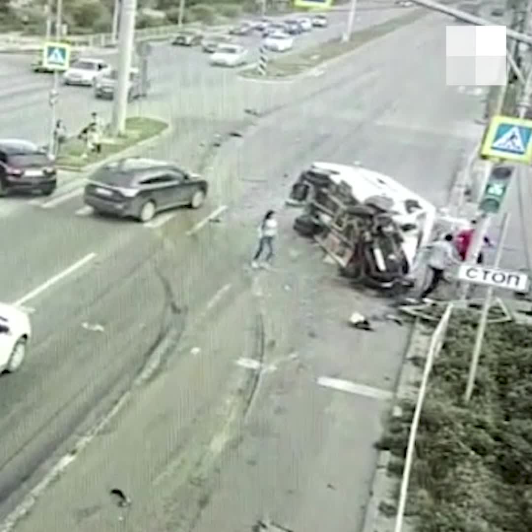 На видео попал момент столкновения грузовика и маршрутки в Волгограде.  Тяжелая фура едва не раздавила двух пешеходов - 14 июня 2021 - V1.ру