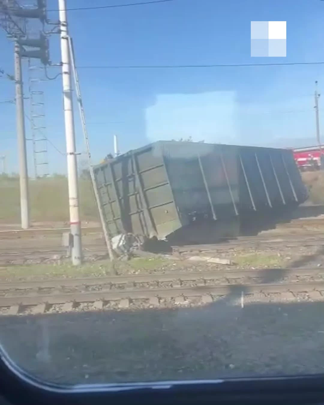 Под Волгоградом грузовой поезд сошел с рельсов и загорелся: всё, что  известно к этому часу - 14 мая 2024 - V1.ру