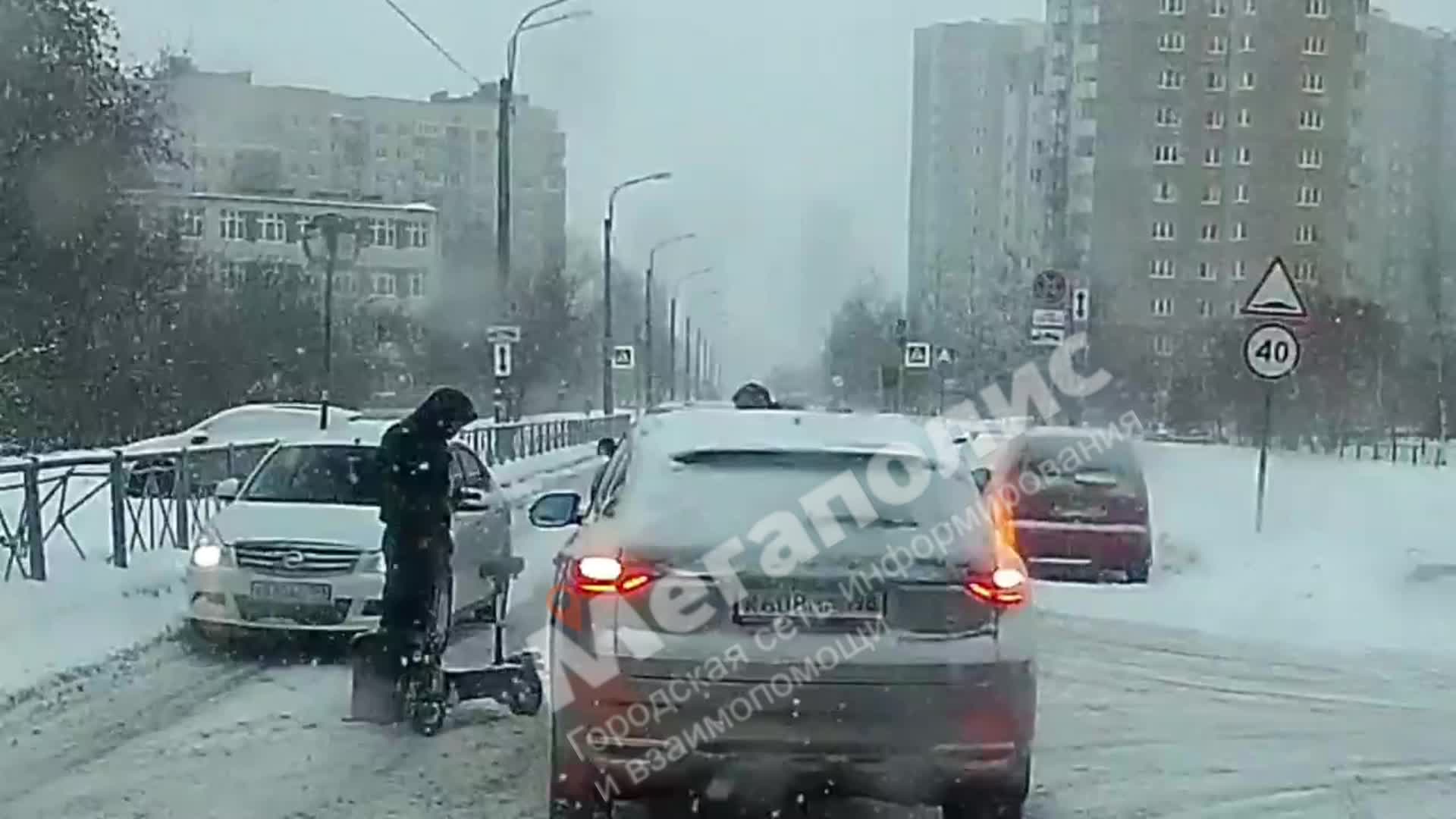 Петербургских самокатчиков не победить. На Малой Бухарестской курьер,  выезжая на улицу, немного стукнулся о машину — Мегаполис