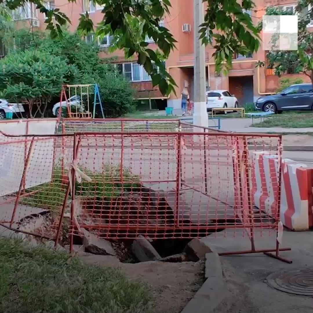 В Красноармейском районе Волгограда сильный ливень сегодня, 11 июня,  превратил в реки и озера улицы и дворы - 11 июня 2021 - V1.ру