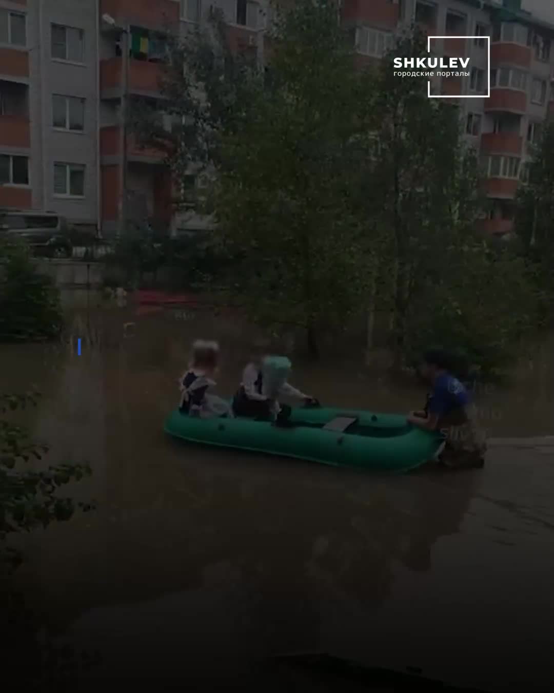 В затопленном после дождей Уссурийске дети добирались до линейки на 1  Сентября вплавь | 74.ру - новости Челябинска