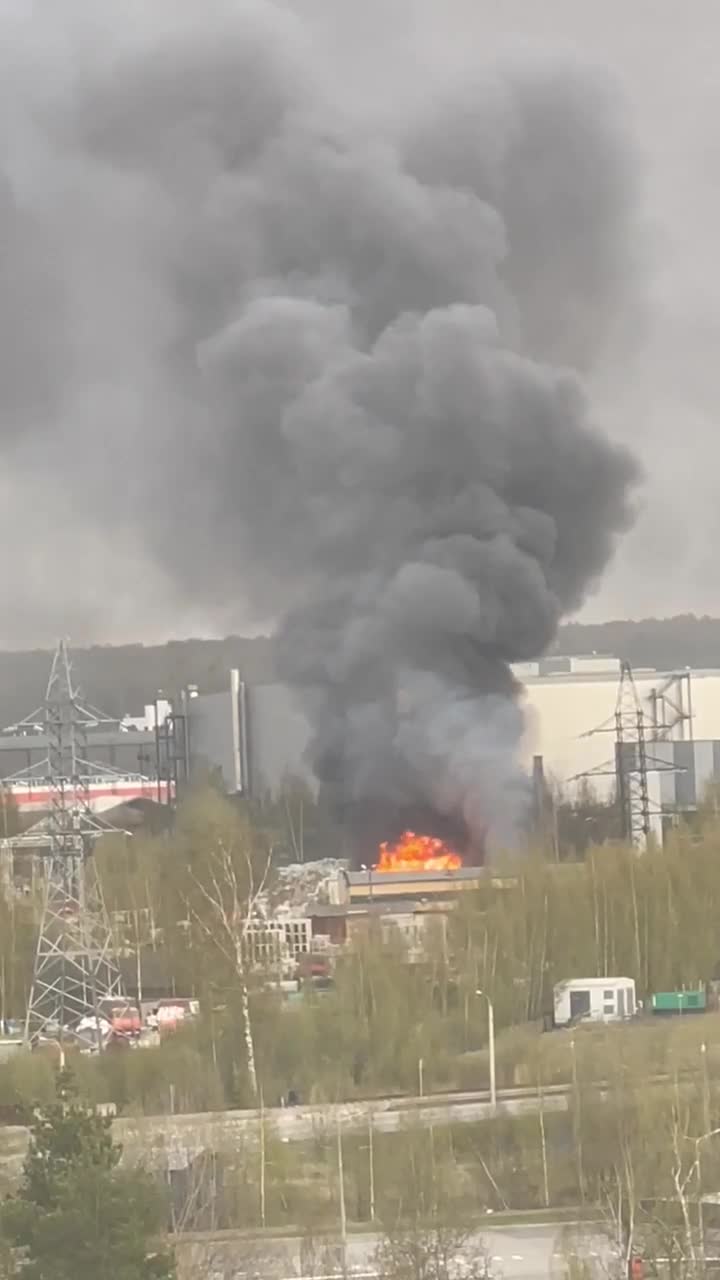 Со стороны поселка Новогорелово поднимается мощный столб дыма: в промзоне  горит мусор — Мегаполис