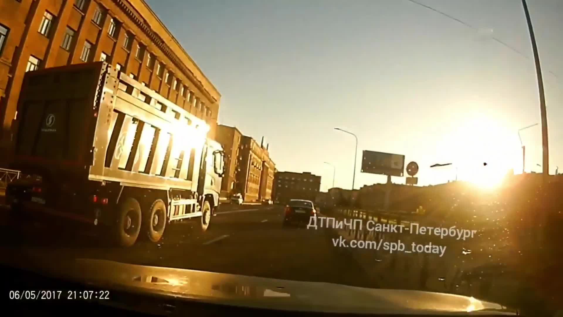 Девушку, делающую минет посреди дороги, сняли на видео