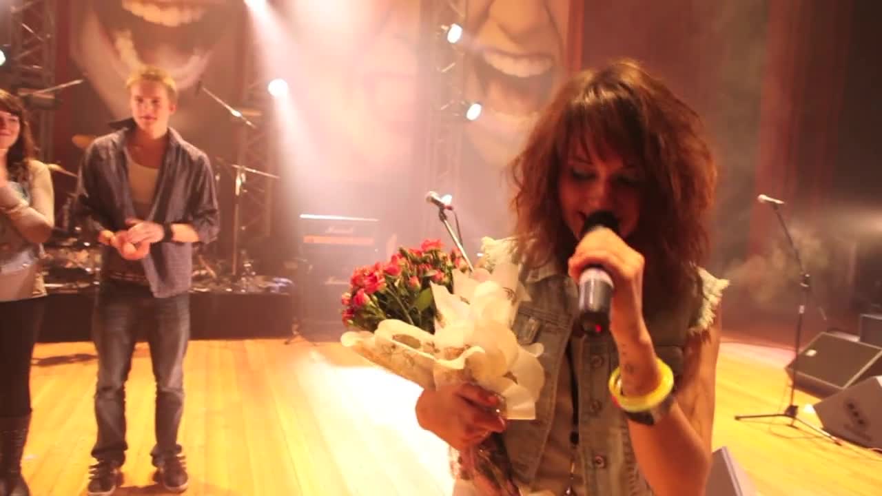 Порно жұлдыз Леди Соня Олар ит стиліндегі порнода бір-бірінің ішіне кезек-кезек араласады