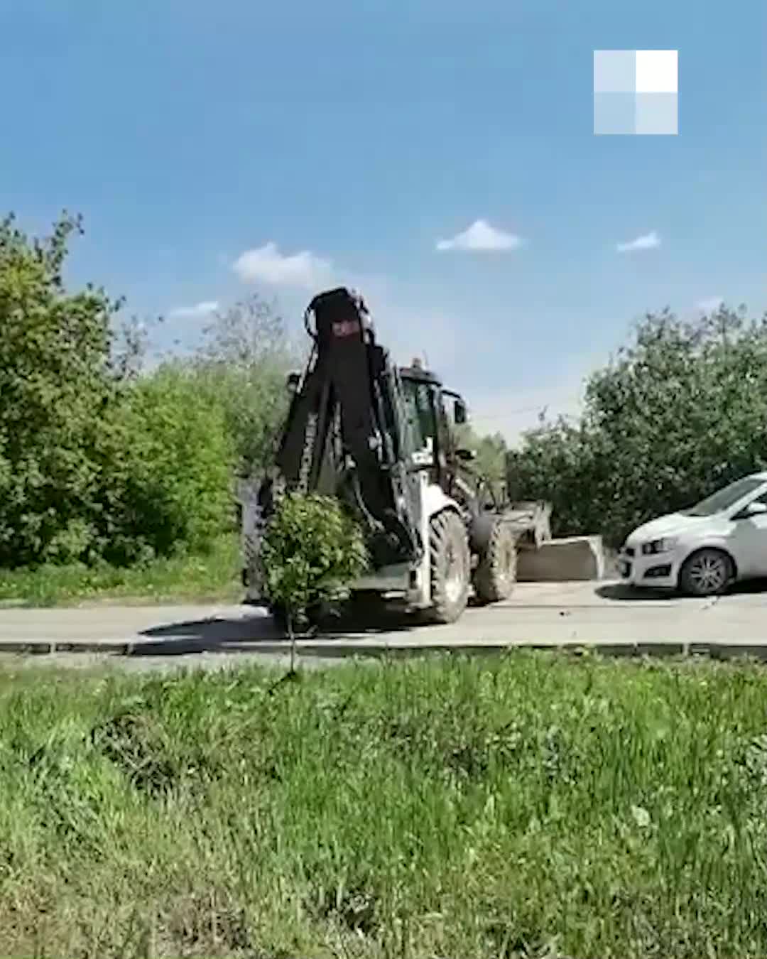 В Екатеринбурге строители забаррикадировали автомобиль, который мешал им  проехать, 1 июня 2022 года - 1 июня 2022 - Е1.ру