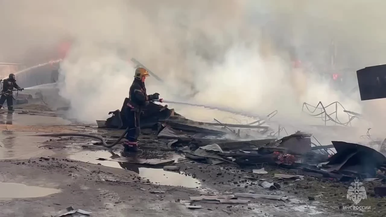 В Архангельске горит более 1200 кв. м. гаражей: видео с места происшествия  - 30 октября 2023 - 29.ру