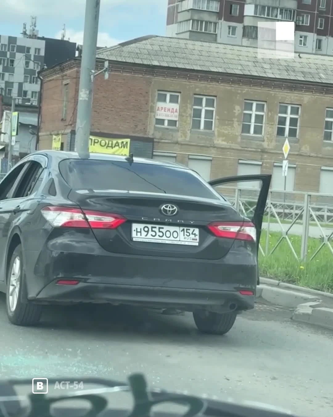 В Новосибирске двое в масках вытащили водителя Camry из авто на дороге и  избили — видео - 21 мая 2024 - НГС.ру