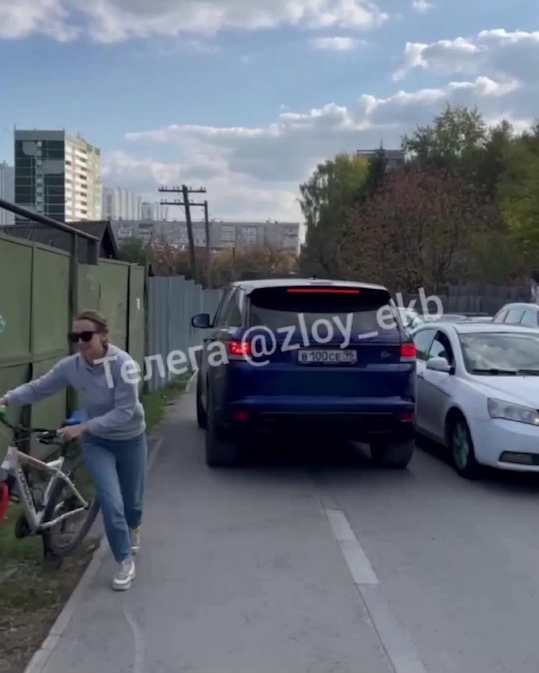 В Екатеринбурге автохам на синем кроссовере поехал прямо в толпу: видео -  24 сентября 2023 - Е1.ру