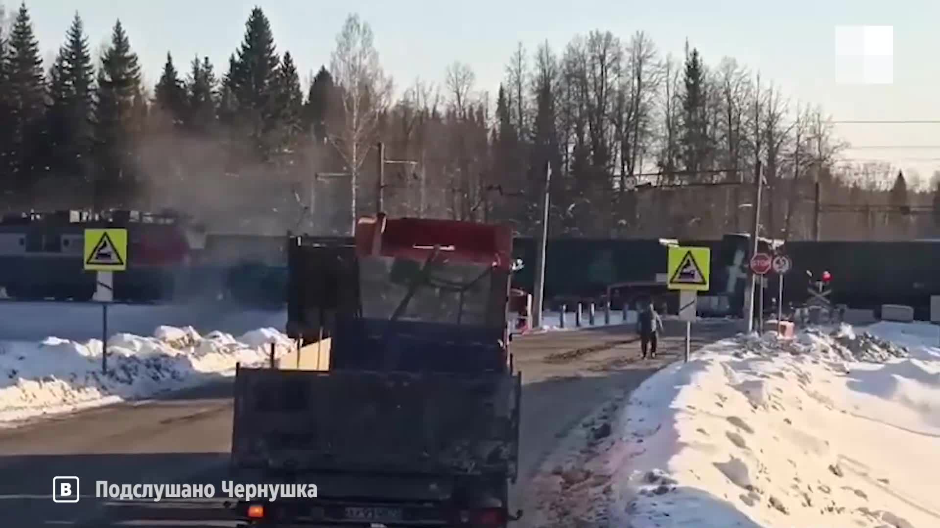 В Пермском крае в поселке Щучье Озеро на перегоне поезд протаранил  грузовик, который стоял на рельсах - 15 февраля 2024 - 59.ру