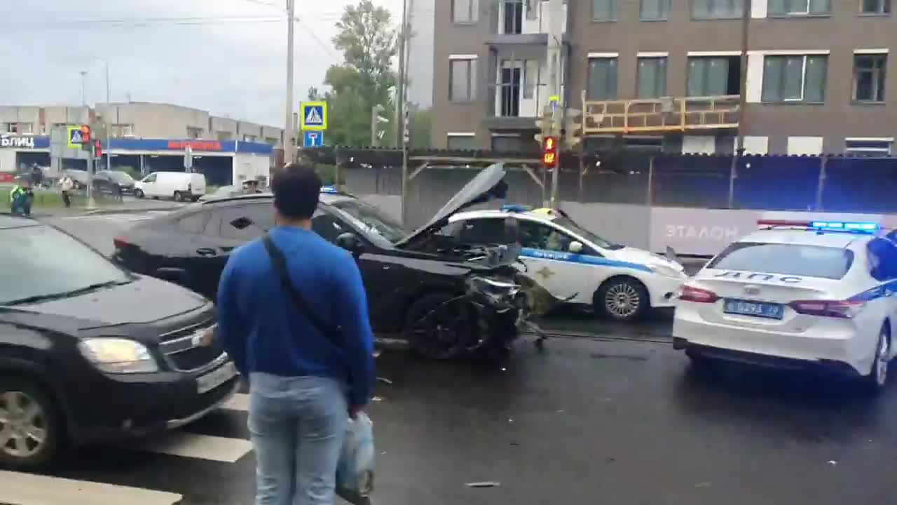 Двое сотрудников ГИБДД получили травмы в массовом ДТП на Лесном проспекте —  Мегаполис