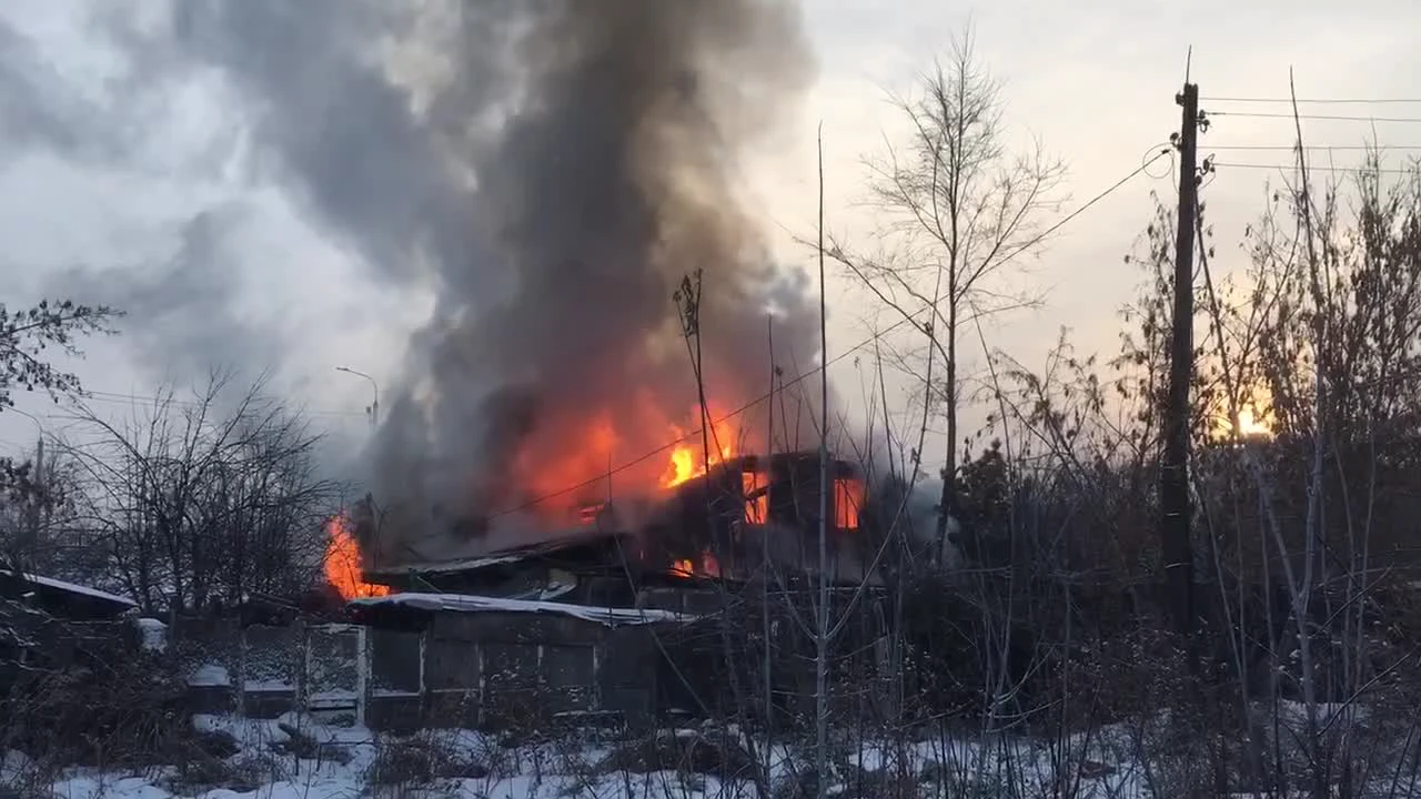 В Красноярске загорелась квартира в деревянном доме на Сурикова - 24  декабря 2020 - НГС24.ру