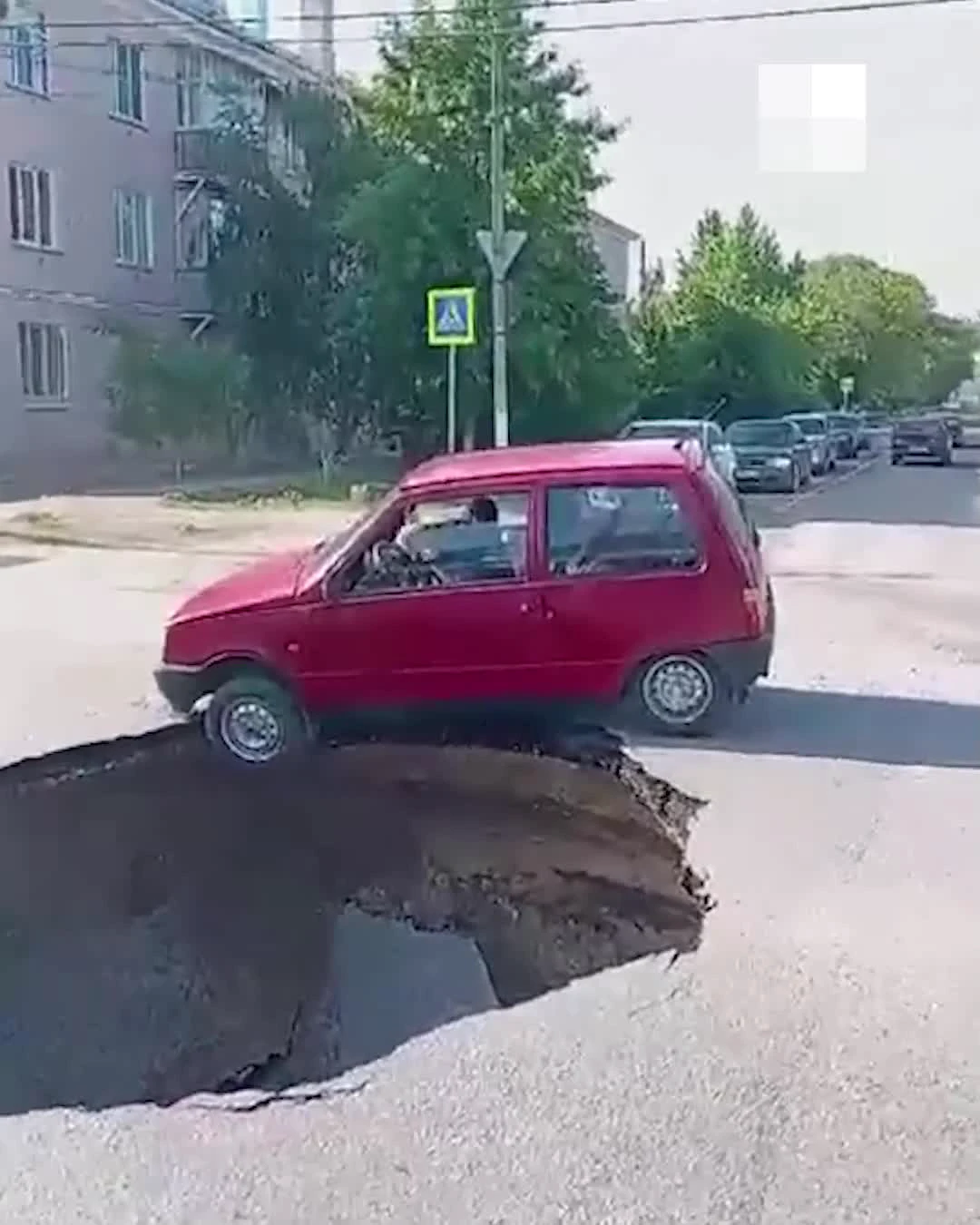 Под Волгоградом «Ока» упала в огромный провал на дороге — видео - 21 мая  2024 - V1.ру