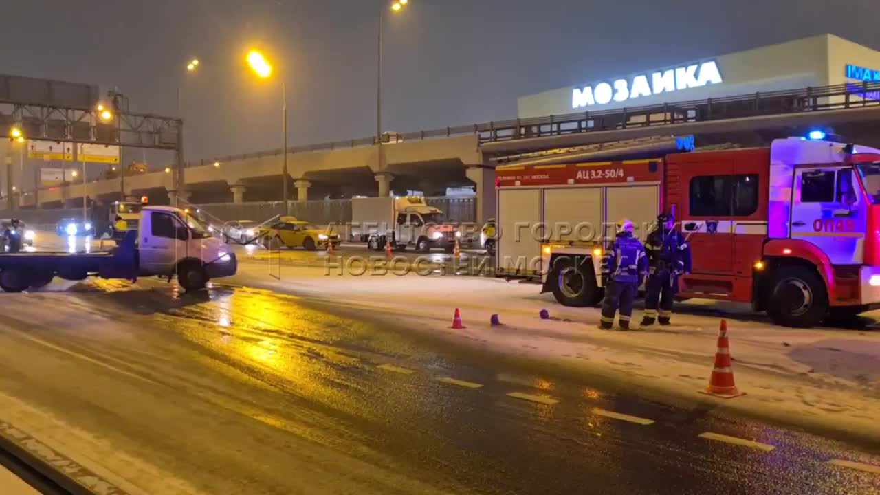 Два человека пострадали в массовом ДТП на ТТК в Южнопортовом районе на  юго-востоке Москвы: видео, фото, подробности, у 1-й улицы Машиностроения  столкнулись 16 машин - 27 октября 2023 - МСК1.ру