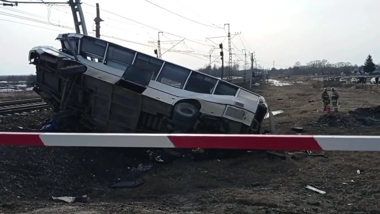 Поезд из Архангельска столкнулся с автобусом в Ярославской области: видео -  1 апреля 2024 - 29.ру