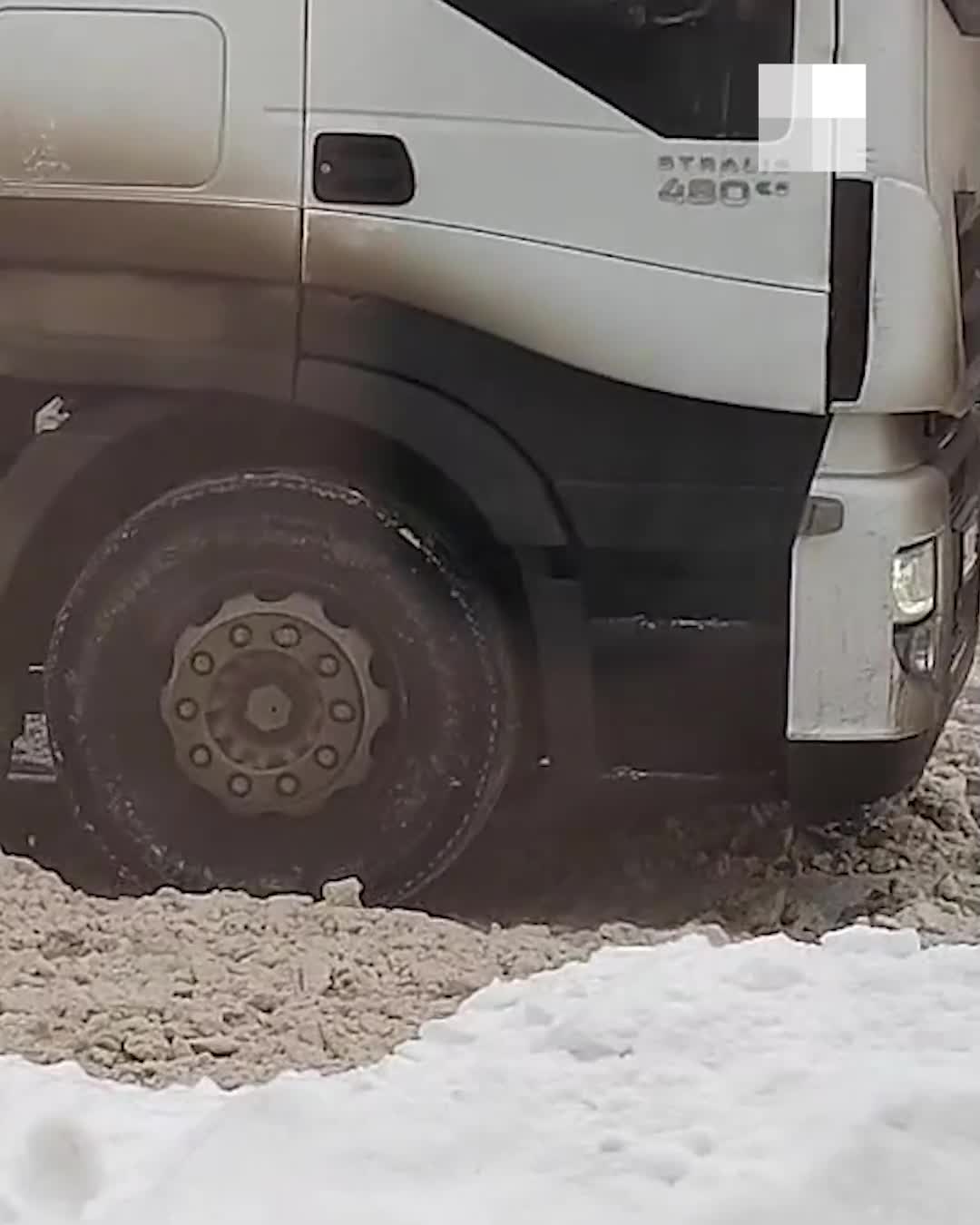 В Екатеринбурге две фуры застряли в снежной каше на дороге, которую никто  не чистит - 2 февраля 2024 - Е1.ру