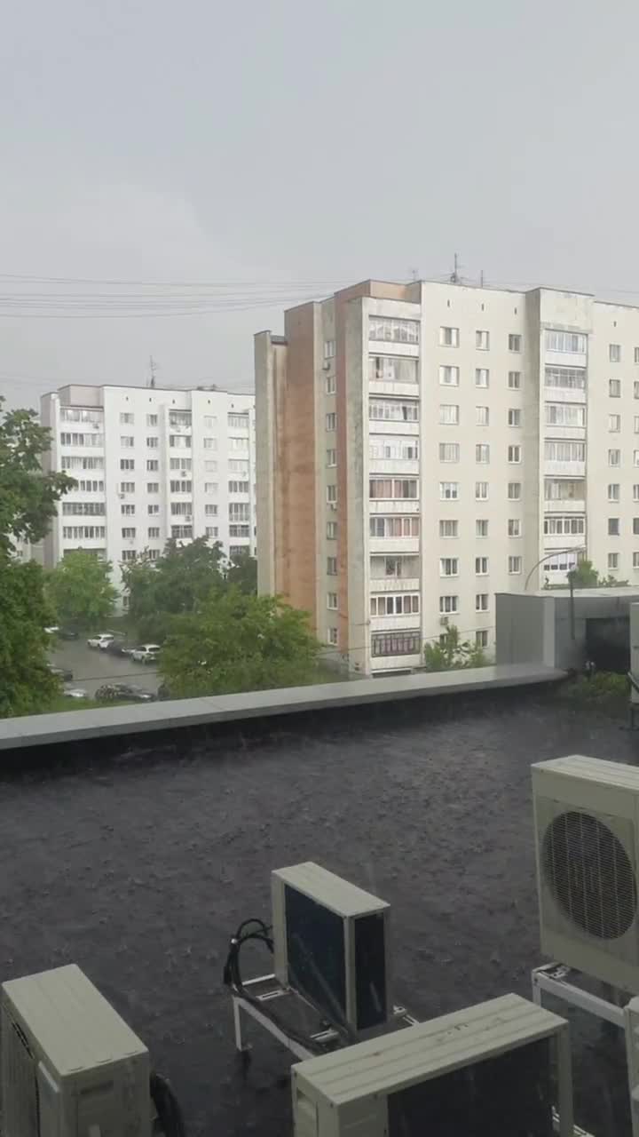 На Екатеринбург обрушился град и ливень: впечатляющие фото и видео из  разных районов города - 17 июня 2022 - Е1.ру