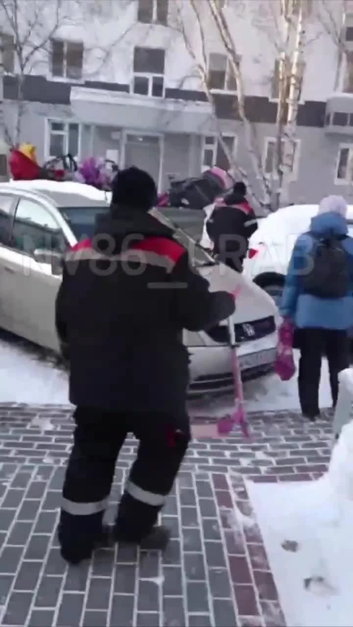 В Нижневартовске управляющая компания конфисковала детские коляски и  самокаты горожан - 21 февраля 2024 - 86.ру