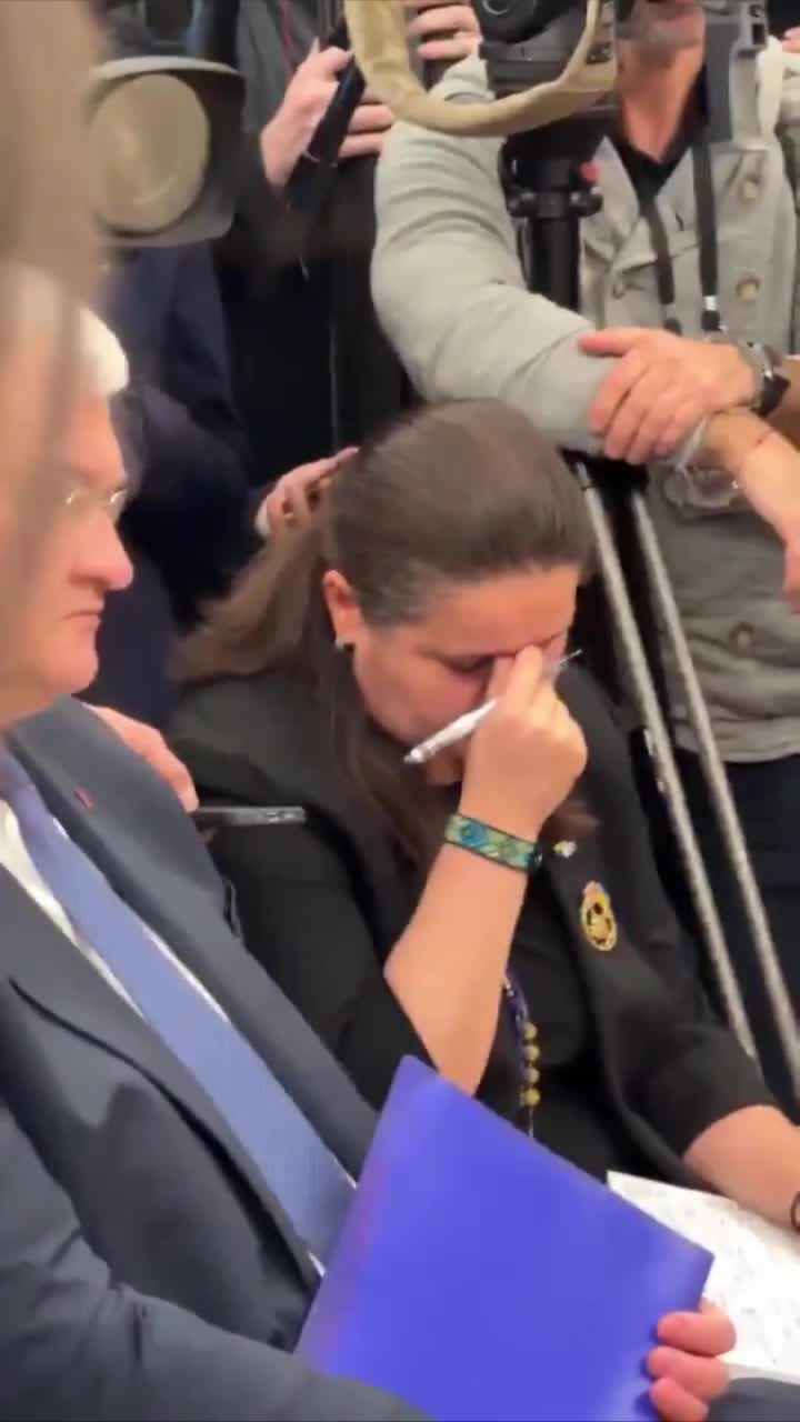 женщина  писает где попало 