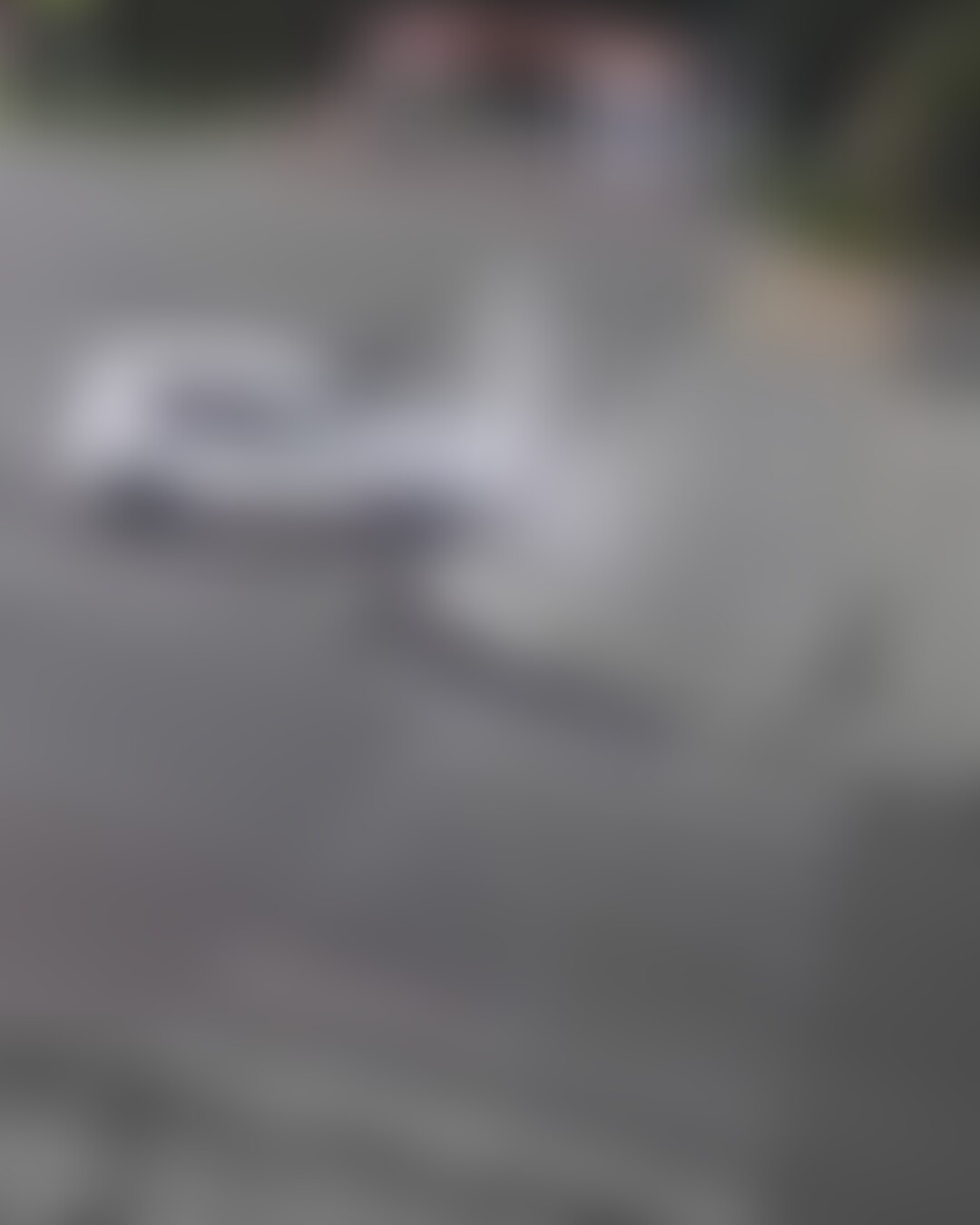 В Бишкеке мужчина протащил жену на капоте машины. Видео — balagan-kzn.ru