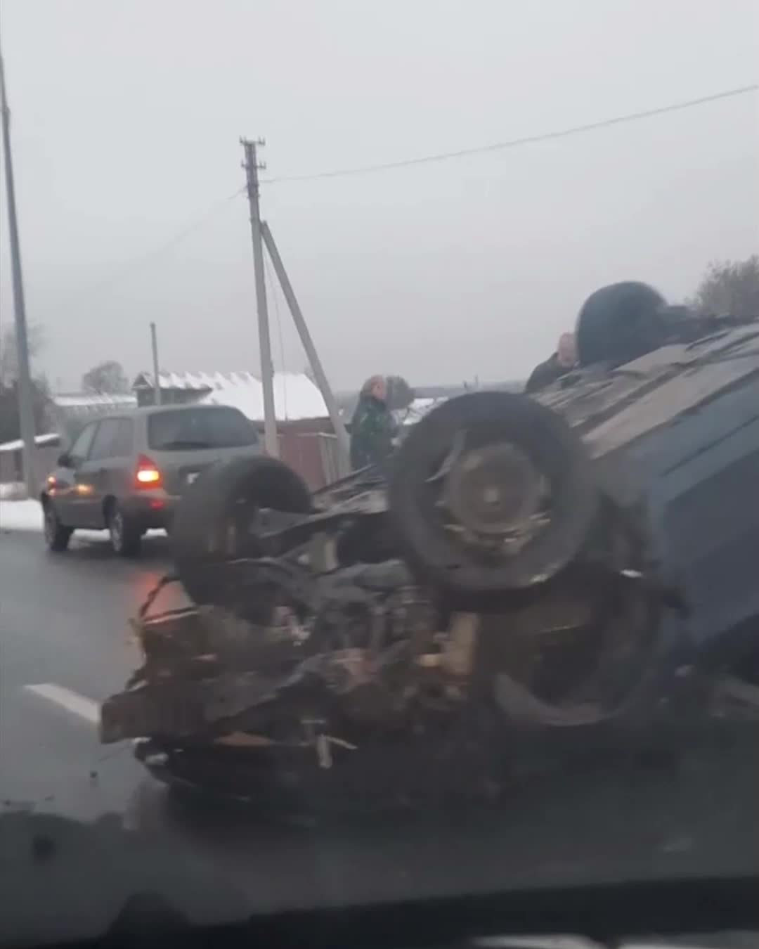 В Ярославской области на трассе перевернулась машина — ДТП у Микляихи - 28  октября 2023 - 76.ру