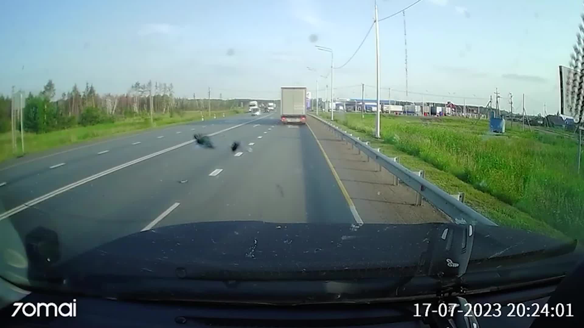 Видео с моментом, когда легковушку сминает двумя фурами на трассе Тюмень —  Омск - 18 июля 2023 - НГС55.ру