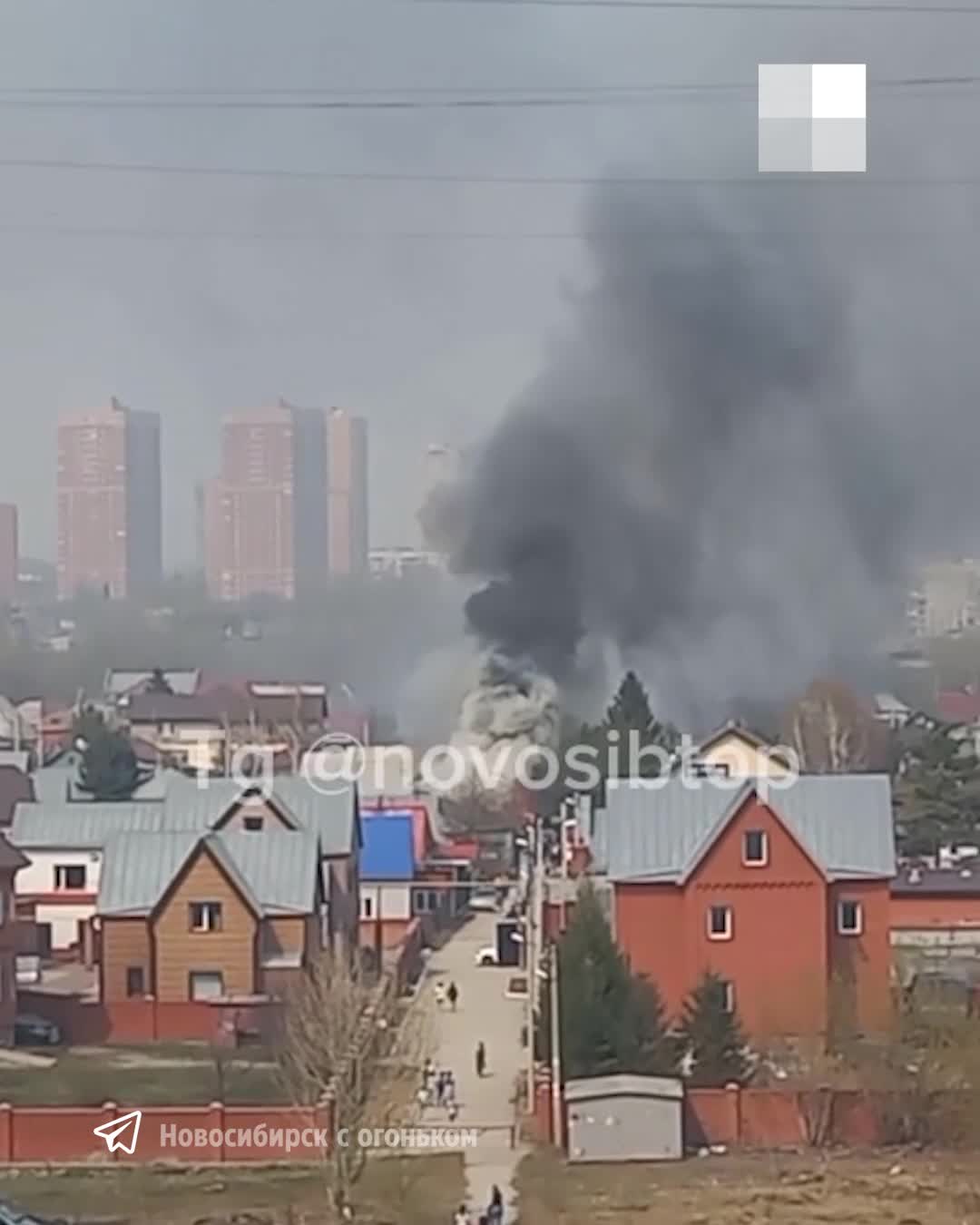 Частный дом загорелся на Южно-Чемском — видео пожара