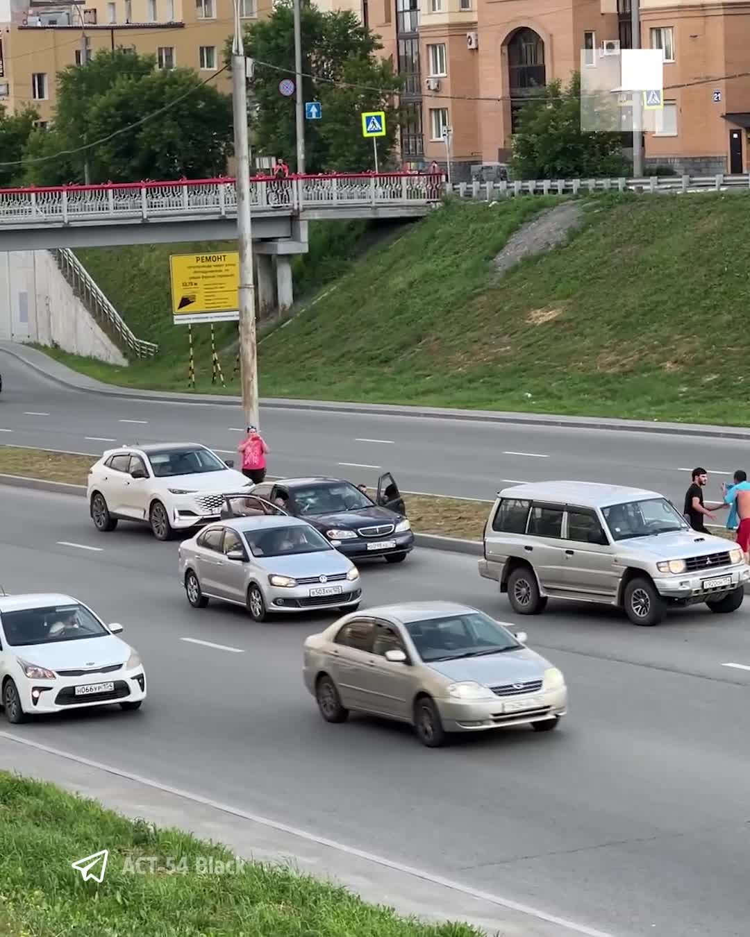 Битое стекло и рваная майка: новосибирцы подрались на дороге — видео  потасовки с Ипподромской - 8 июля 2024 - НГС.ру