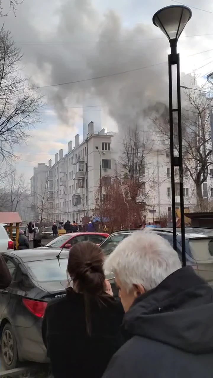 В центре Москвы загорелся жилой дом на Шмитовском проезде: фото, видео и  последние новости о пострадавших - 27 марта 2023 - МСК1.ру