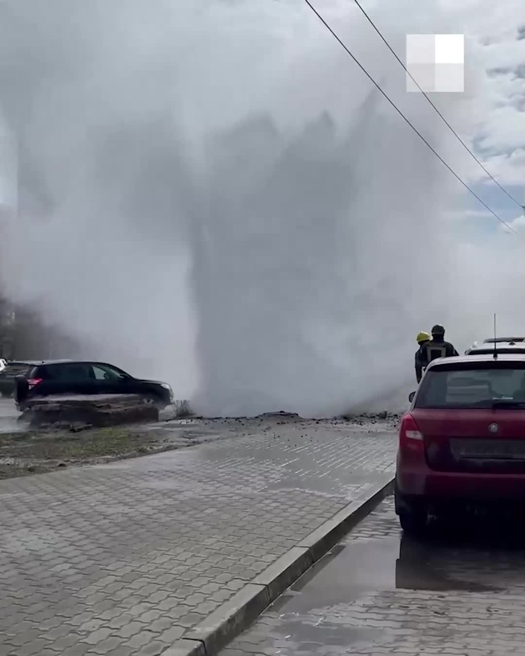 В центре Архангельска из-под земли бьет фонтан горячей воды - 14 мая 2024 -  29.ру