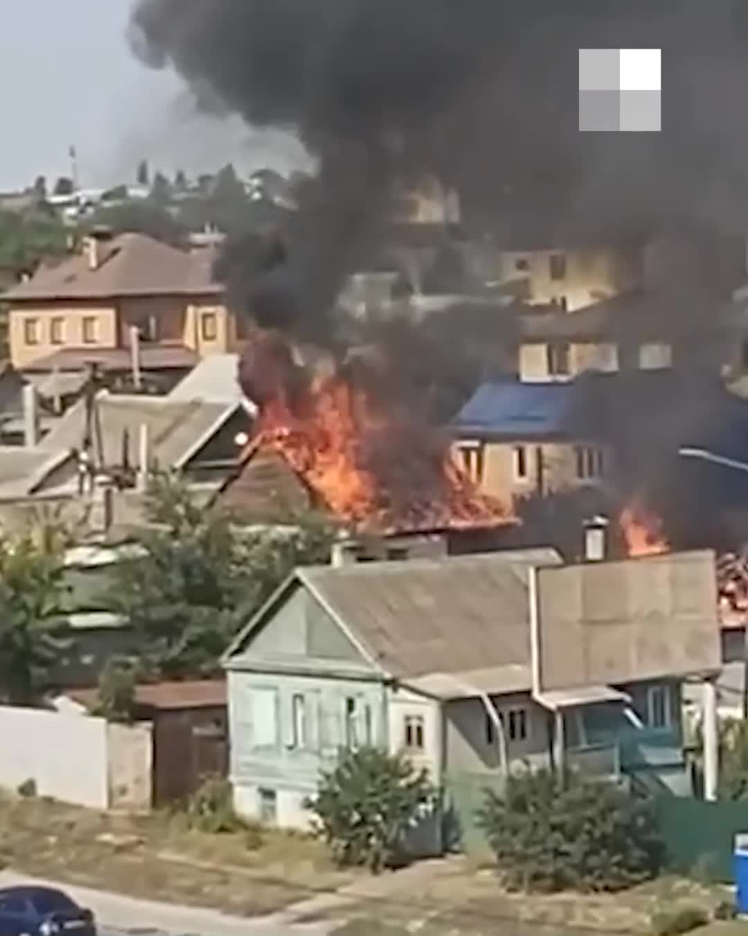 В Волгограде тушат крупный пожар в частном секторе. Огонь перекинулся на  второй дом