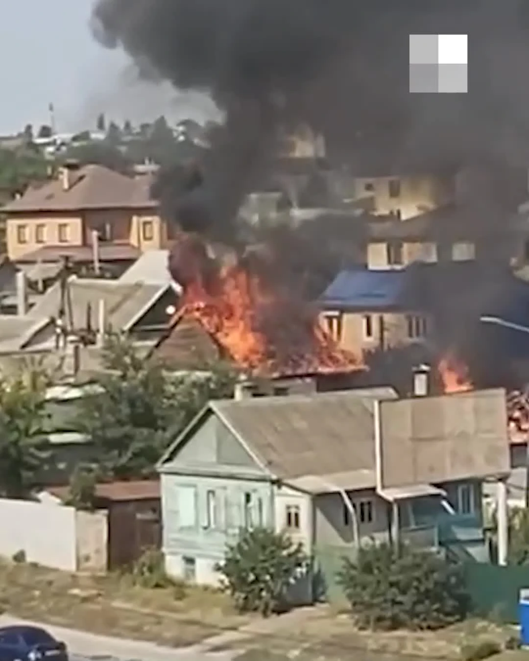 В Волгограде тушат крупный пожар в частном секторе Ворошиловского района 8  августа 2023 г. - 8 августа 2023 - V1.ру