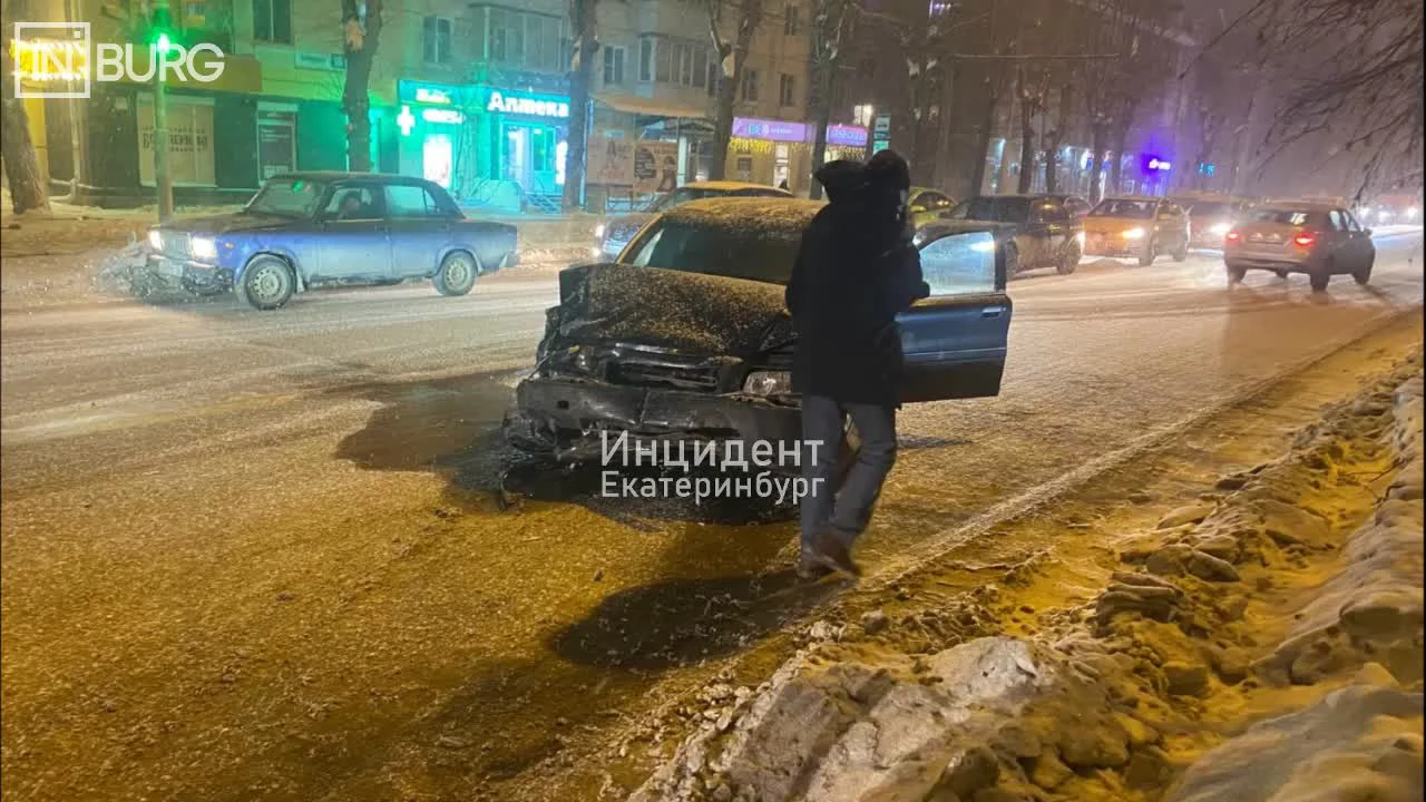 В Екатеринбурге столкнувшиеся авто снесли пешехода на тротуаре - 19 декабря  2023 - Е1.ру