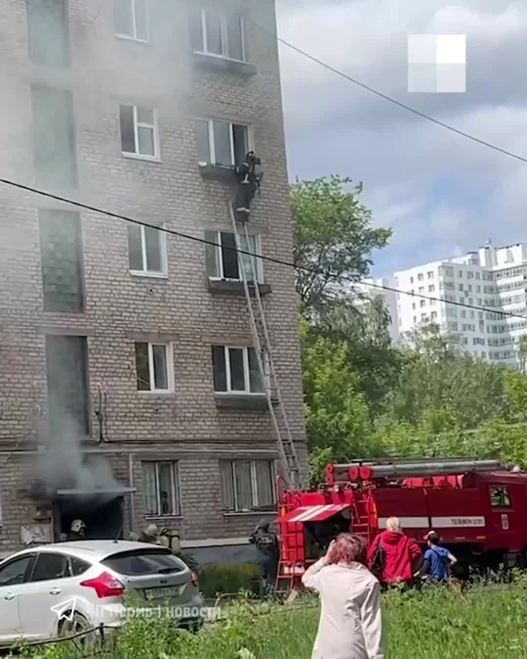 Из-за горевшего в подъезде мусора пермяки не могли выбраться на улицу - 10  июня 2023 - 59.ру