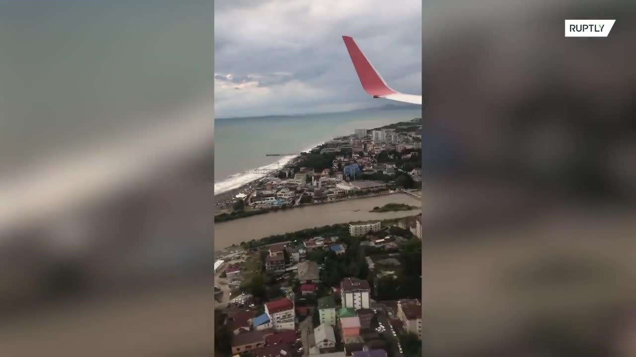 Видео последствий ливней в Сочи, снятое из окна самолёта — РТ на русском