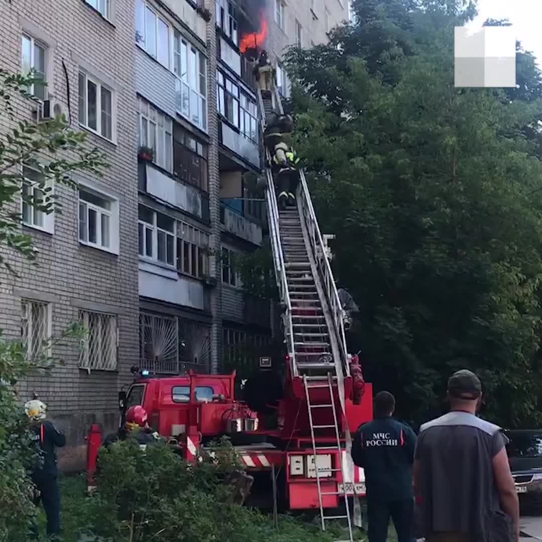 Пожар в жилом доме в центре Ярославля: видео и свидетельства очевидцев |  08.07.2021 г. - 8 июля 2021 - 76.ру