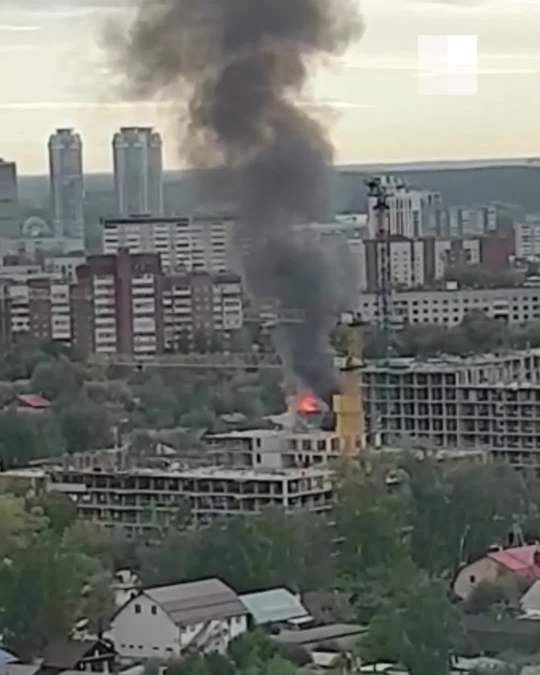 В Екатеринбурге произошел мощный пожар: столб черного дыма видно из  нескольких районов - 8 сентября 2022 - Е1.ру