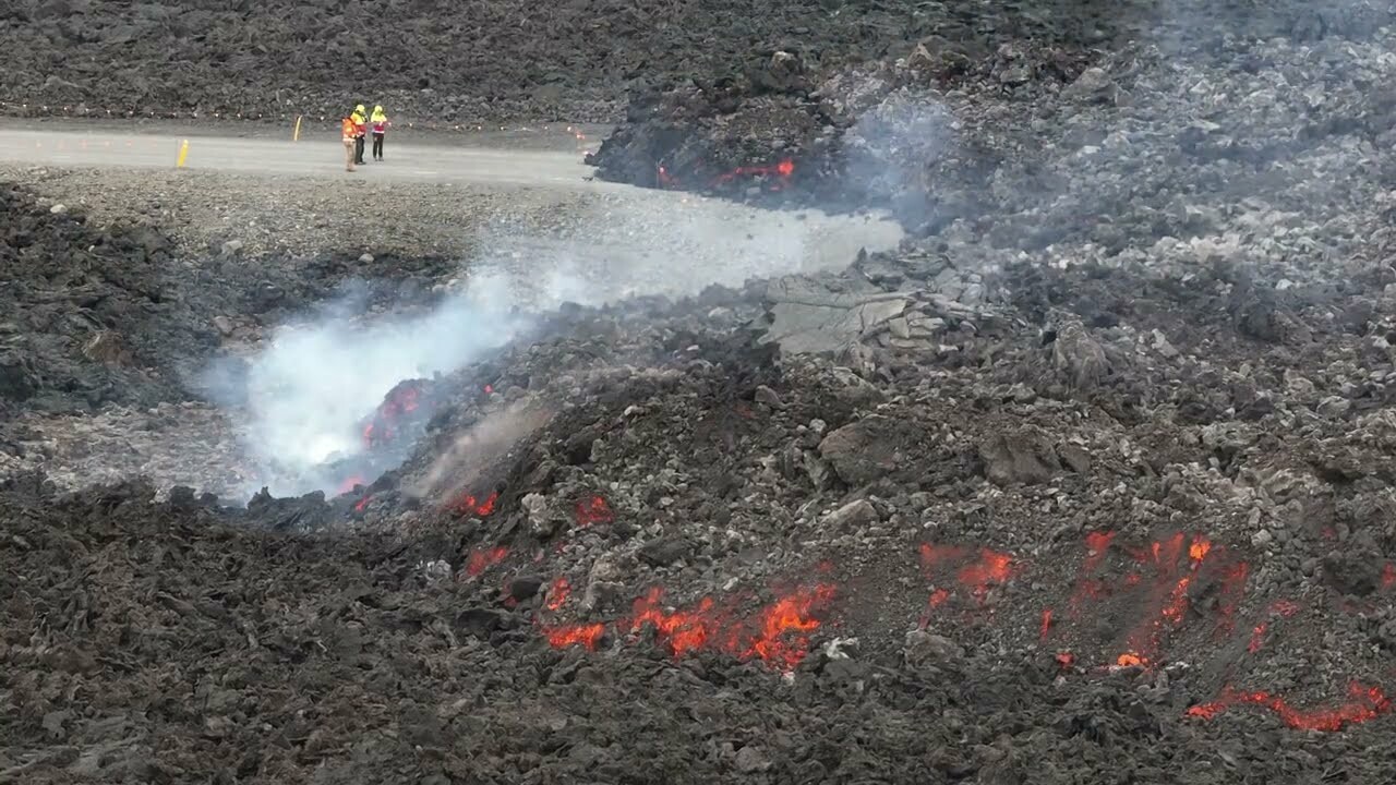 ВИДЕО дня: беспокойный исландский вулкан снова уничтожил дорогу в город  Гриндавик | Вокруг Света