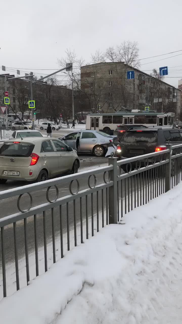 В Екатеринбурге из-за аварии образовалась длинная пробка в сторону центра -  3 февраля 2024 - e1.ru