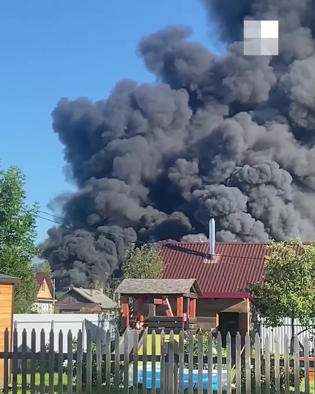 Склад загорелся в городе Любим Ярославской области: первые подробности ЧП и  видео - 27 июня 2024 - 76.ру