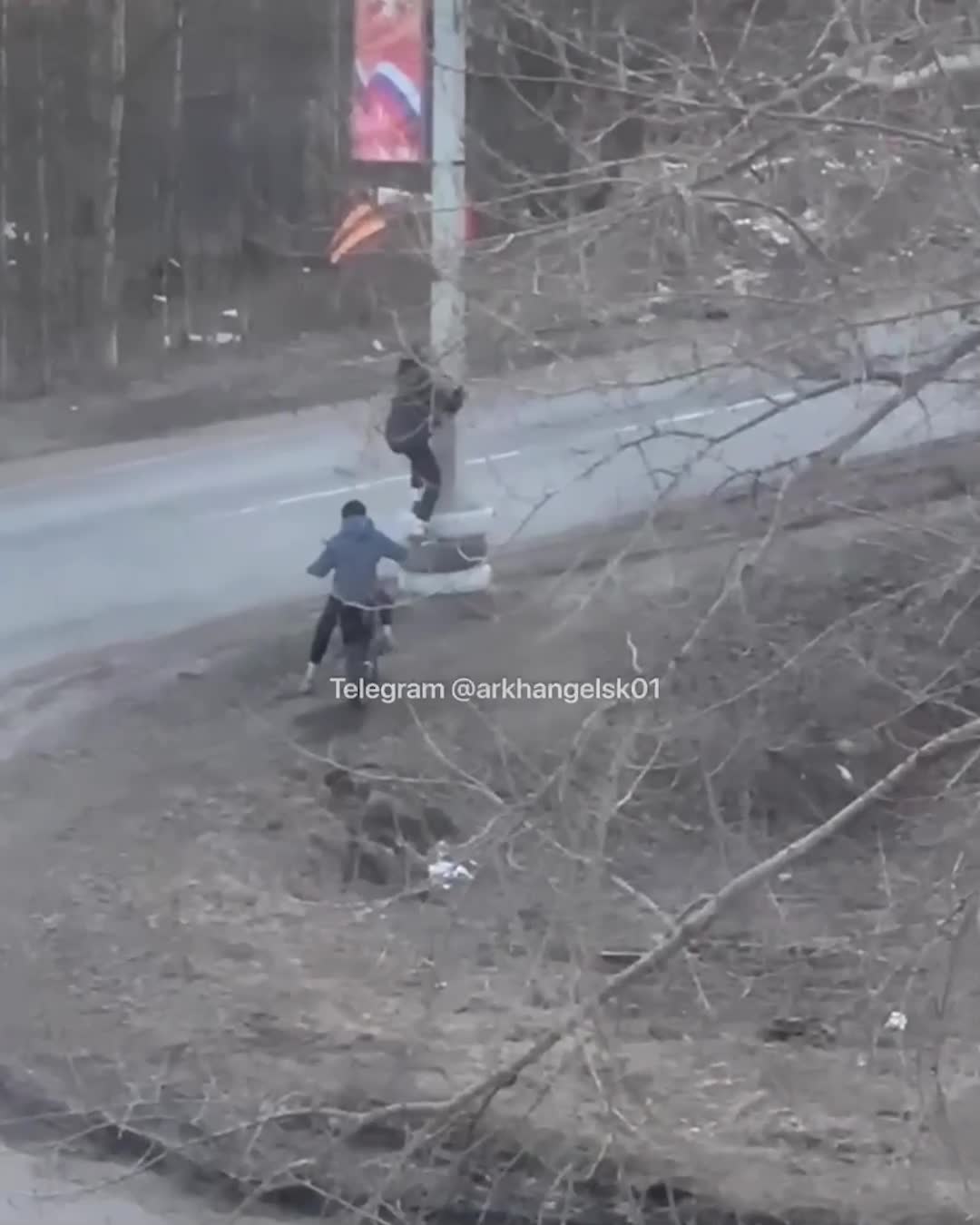 Школьники стащили флаги для Дня Победы в Архангельске — видео - 8 мая 2024  - 29.ру