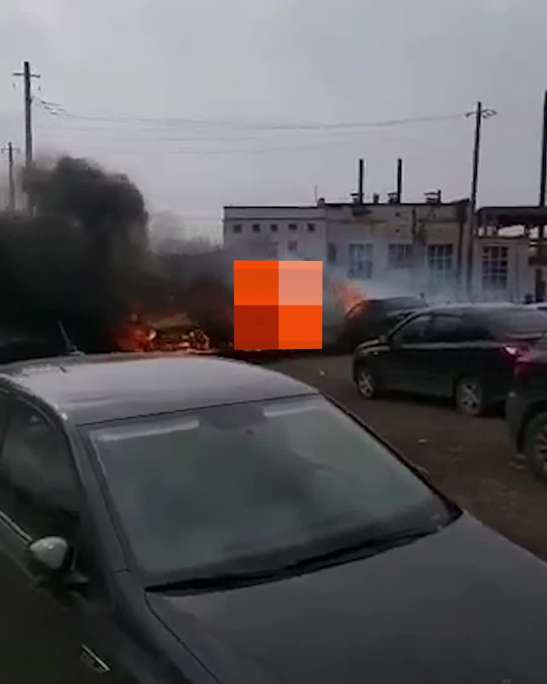 В Каменске-Уральском подожгли сухую траву — и сгорели три машины. Видео -  27 апреля 2022 - Е1.ру