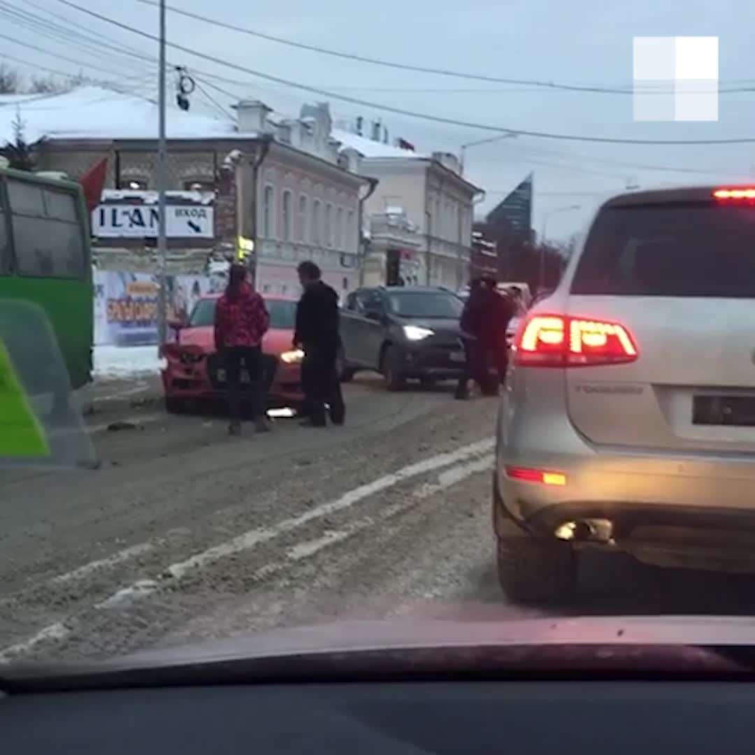 На улице 8 Марта двое водителей, попавших в ДТП, устроили драку - 22  декабря 2020 - Е1.ру