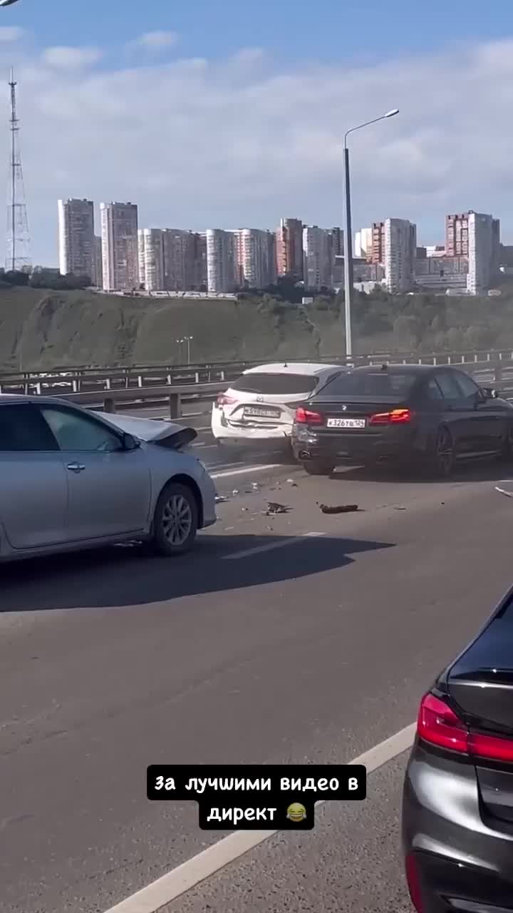 В Красноярске на Николаевском мосту произошло ДТП со свадебным кортежем:  видео - 14 сентября 2024 - НГС24.ру